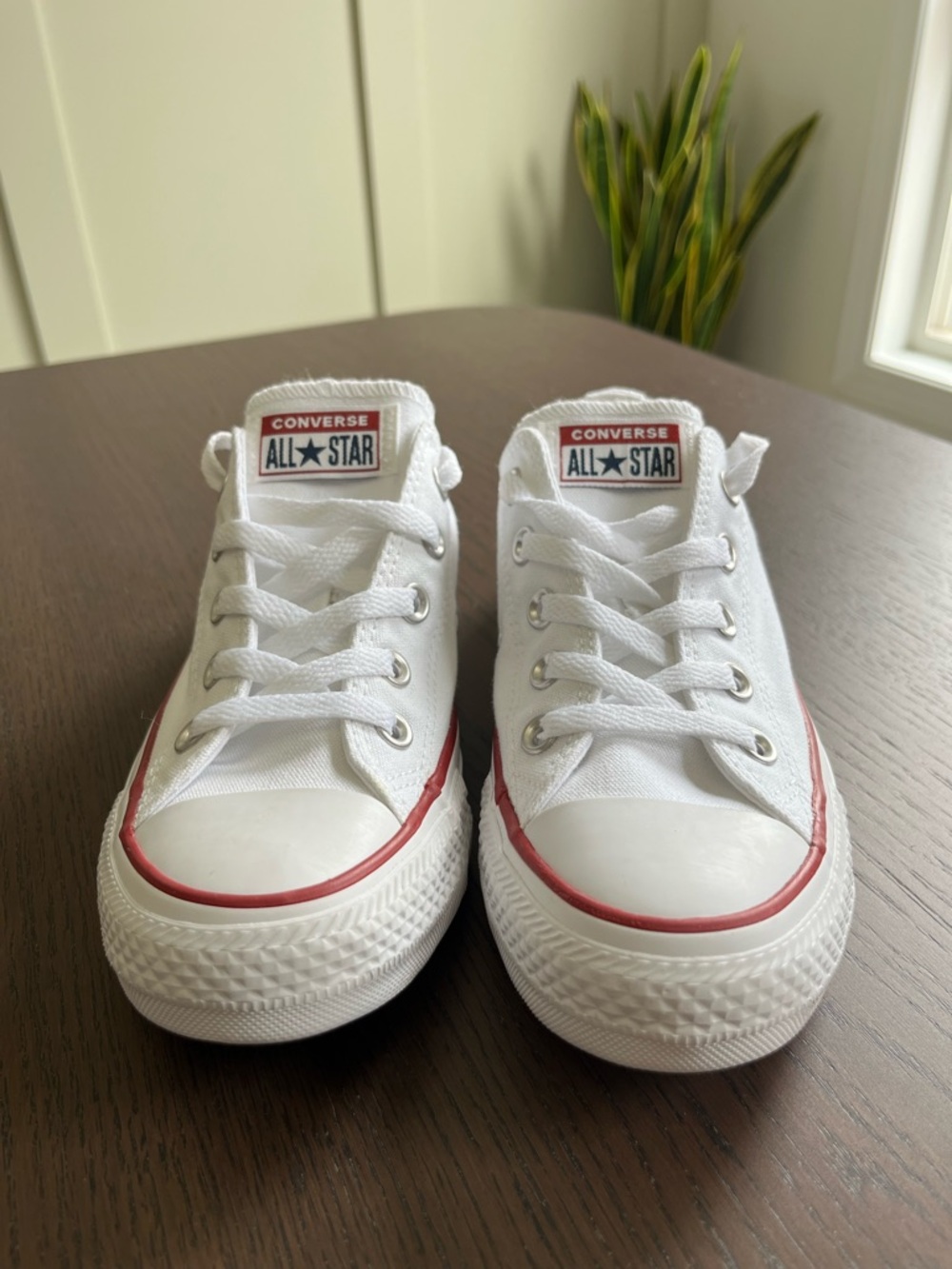 Women’s Converse Chuck Taylor’s All Star Classic, Size 6, White